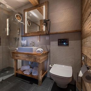Pokój z łóżkiem king-size poza główną częścią budynku